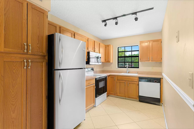 Kitchen - End Unit 2b2b Condo, Walking to FAU, 24/7 Man-Gated, Mins to Beach