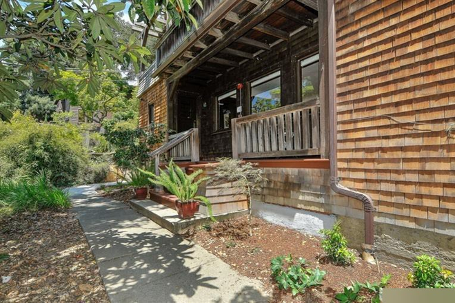 Front entrance - 1br quiet retreat under the oaks just outside of campus, shortest walk!