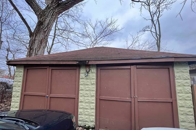 Garage - 3 Bed/2 Bath on Lexington Ave. House