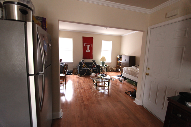 Living room - Spacious Bright Studio Close To Campus Apartments