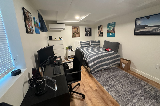 Bedroom - Spacious Room in 5-Person Unit close to campus Duplex