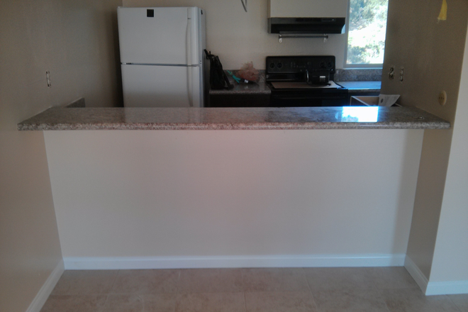Kitchen and bar - Spacious 2 bedroom townhome close to shopping centers