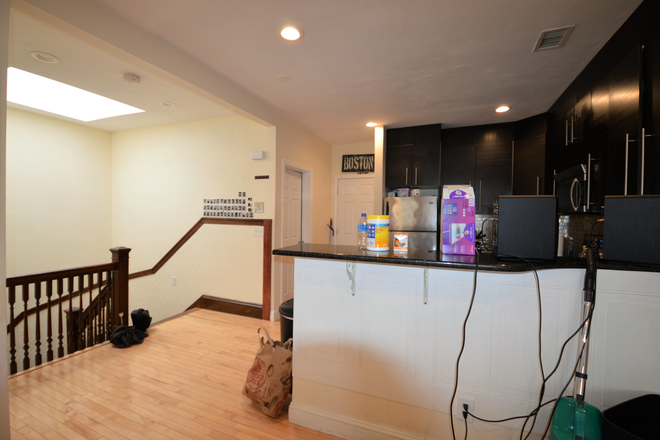 ... - 2 FLOORS UNIT 5 BEDS/2 BATHS || CENTRAL AIR || UPDATED BATHROOMS Condo