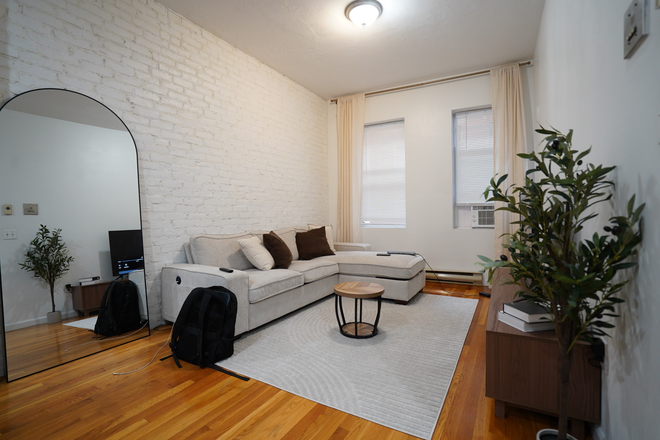 1 - SEPT 2025: North End. 1 Bed. Newly Renovated. H/HW Inc. 50% Fee Apartments