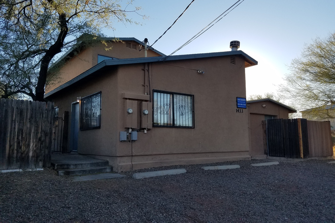 Front of the house - Awesome 6 bedroom 4 bath home - 1/2 block from Banner/UMC