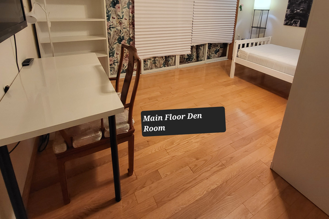 Main Floor Den - Military Trail Best Location 1 Min Walk to UTSC student Centre. Fully Furnished Rooms. House