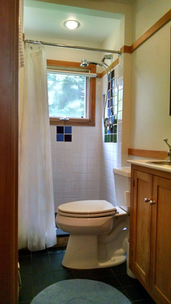 Bathroom - Quiet 2-room suite with private bath, in private home
