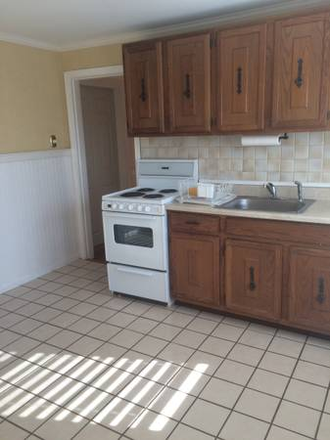 Kitchen - Sunny & Charming 2-Bedroom Apartment – Tufts Area, Medford