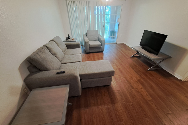 Commons area - Bedroom in 4x2 Unit, Across the Street from Campus, Northgate Lakes Apartments