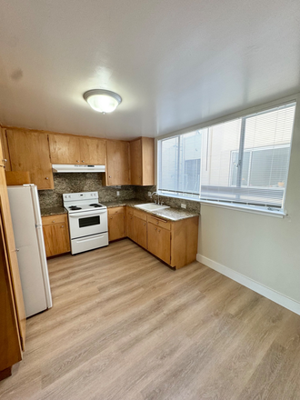 kitchen - Apartment for rent steps from Geary St and 10 minutes from USF Campus
