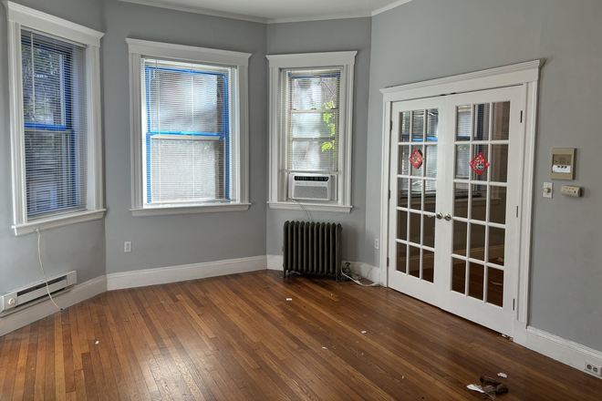 Call/text 602-317-9877 for a showing. - RARE July 1st Availability / Renovated Condo with Bay Windows / Look at Pics!