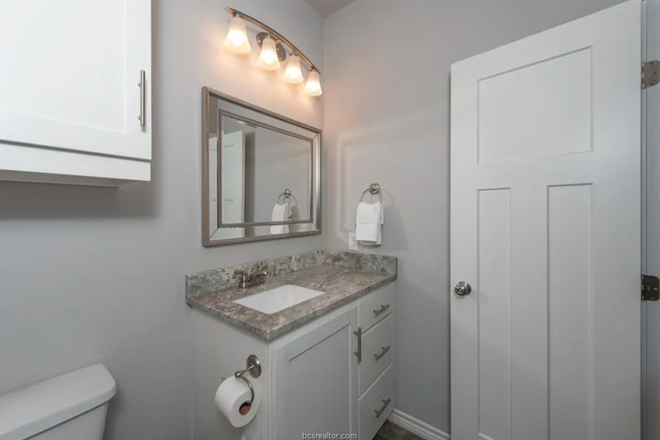 Bathroom - Townhome close to campus