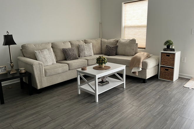 living room area - New built townhouse 3/2.5 conveniently located near UF