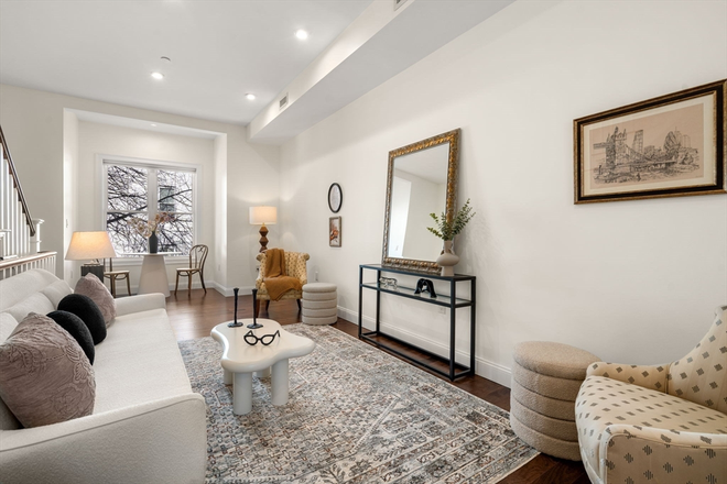 . - STUNNING 2 BED / 1.5 BATH TOWNHOUSE W/ Garage Parking! Available 7/1/26!!