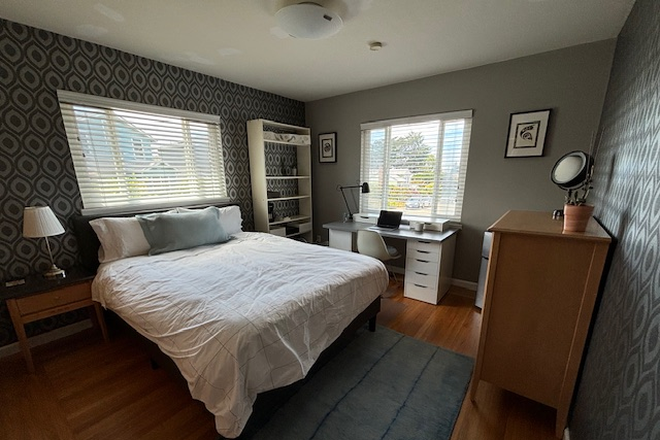 Bedroom Queen bed, desk, dresser, bookshelf - Beautiful large private room with private bathroom near to UC B; 10 min bus or 25 min walk House