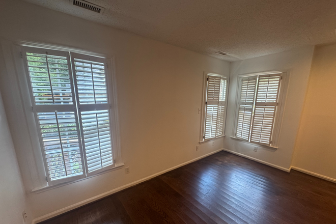 bed room - PRIVATE 3 BED, 2 BED TOWN HOME, END UNIT, TOWN HOUSE