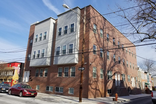 outside of property - Huge 3bed3bath bi-level unit close to Drexel campus Townhome