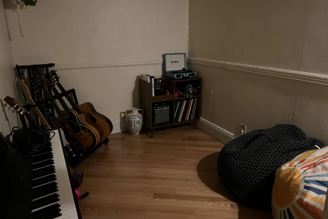 Area of living room - Cozy and close to Berklee! Apartments