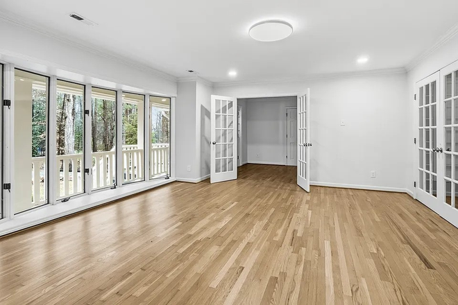 One of several living areas - Bright & Spacious 5BR/4BA with 2 Full Kitchens House