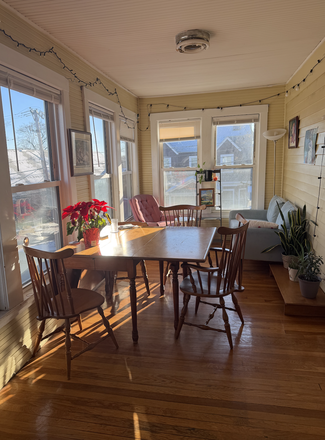 Upstairs sunroom - Close to Tufts and Green line, looking for spring Sublet! Duplex