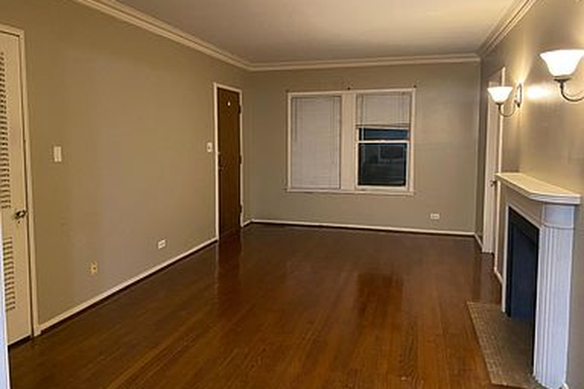 Living room - Looking for 2B1B Roommate for Spring Semester, 10 min walk to campus Townhome