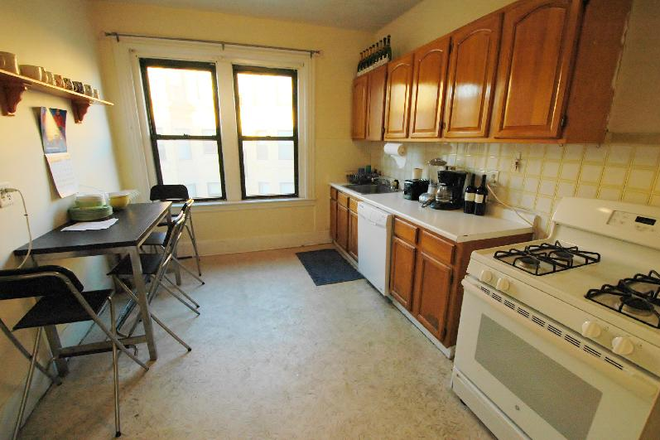 114 - 4 bedroom apartment 5 minute walk from Berklee !