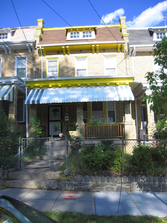 Front Exterior - Cozy Comfort Basement Apartment, 9th St. NW Close to HU Campus