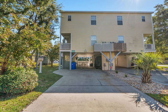front of home - 5 Bed 4 Bath Home in Surfside Beach. 16 Miles from Campus