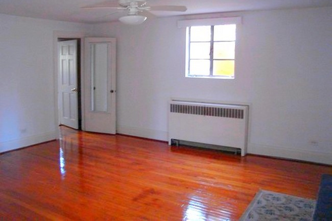 living room - Howard Drive Apartments / Utilities Included / UVA Location