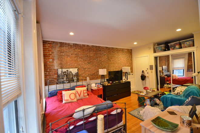 Studio - 409 Marlborough St. - Available 9/01 - Comfortable, Cozy & Bright Studio!! Apartments