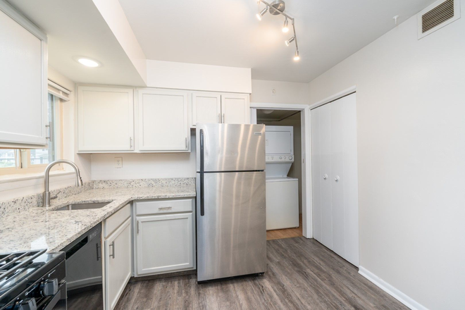 Kitchen w/ Fridge, Washer/Dryer in unit - Updated 2 Bedroom/2 Bath Apt w/ Balcony 10 mins from University