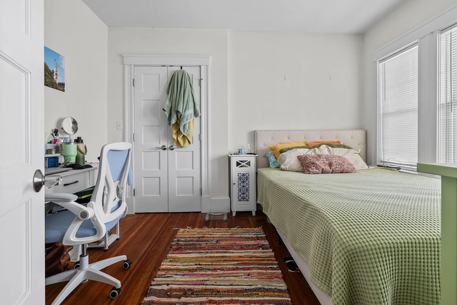 Bedroom for Sublease - Apartment, Close to Green-Line and Alumni Field, LONG TERM LEASE