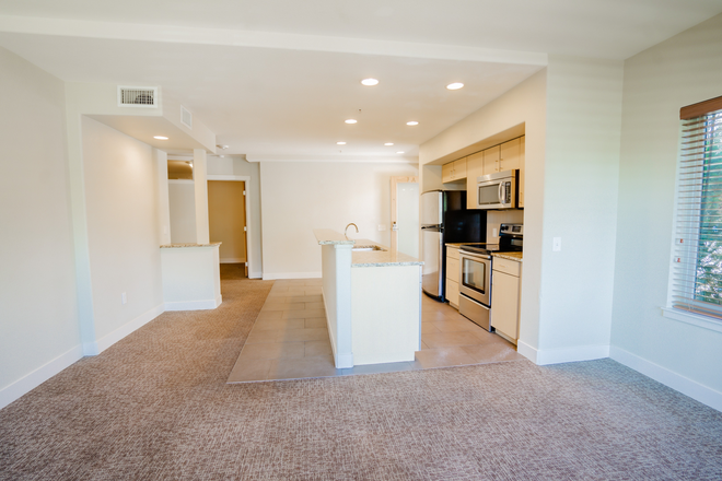Living and kitchen - SUBLEASE Spring & Summer - 4 bed/4 bath The Ledges - Entire Unit. Across from UMC. Apartments