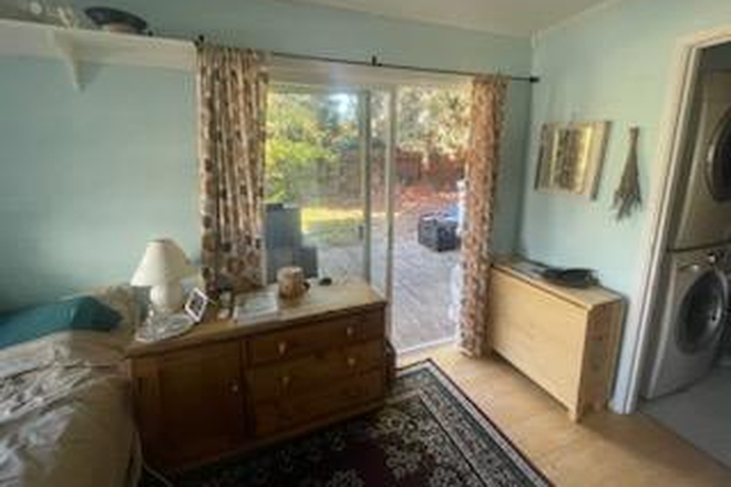 Bedroom - Room/s in house with master's student and daughter - garden, river path, community