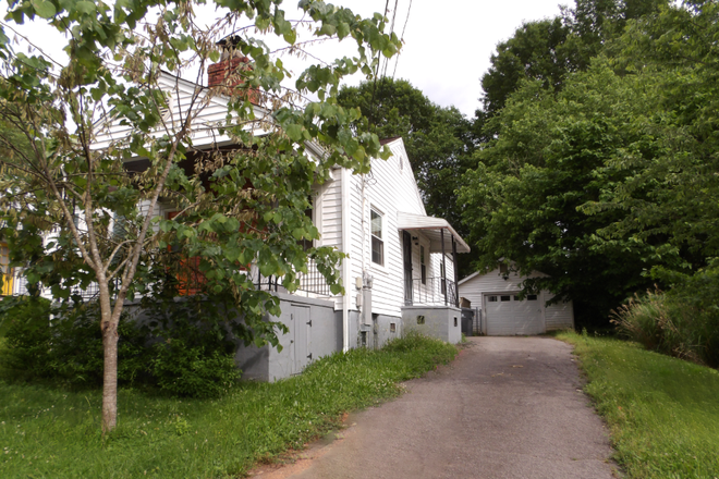 Driveway w/ side kitchen entrance, garage, backyard gate - Cute Single Family 3-Bedroom / 2-Bath Home, 2.9 Mile from Campus
