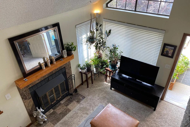 1 - AVAILABLE NOW FOR SUBLET: 5902 Gunbarrel Ave #E Condo
