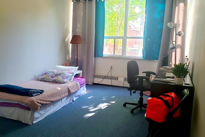 larger room - 222 Elm apartment close to campus