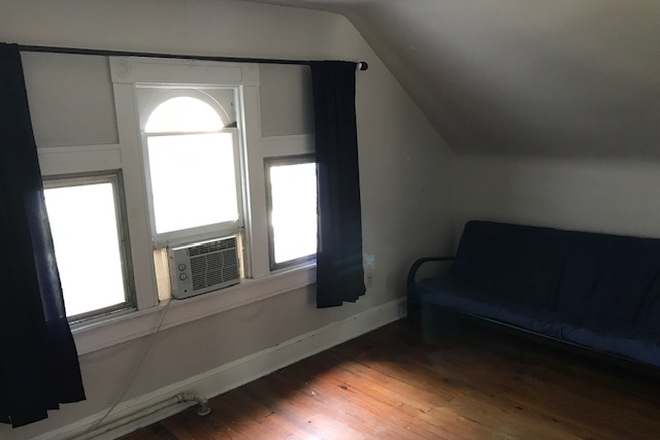 3rd floor front bedroom - 6007 York Rd - 4 Bedroom, 2 Bathroom Apartment: Towson Circulator stop 1 bloc away