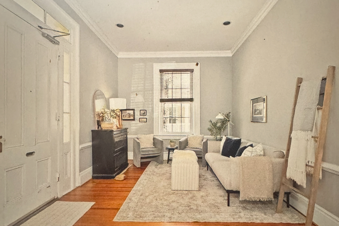 Living room - Historic gem steps from cultural & historic landmarks of downtown Lynchburg House
