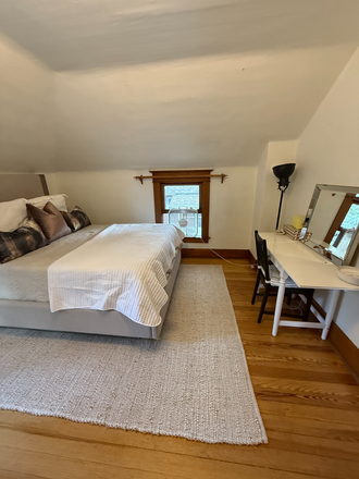 same bedroom - Spring Sublet on the Hill - feet away from Alpine Modern! House