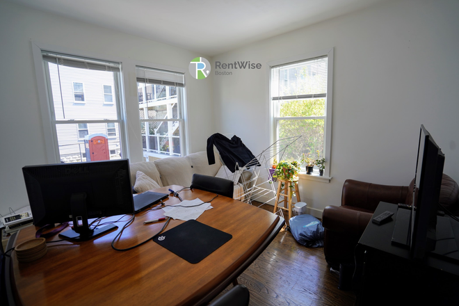 1 - SEPT 2026- E. Cambridge 3 bed 1.5 w/ W/D in unit! Pet Friendly, No Fee Apartments