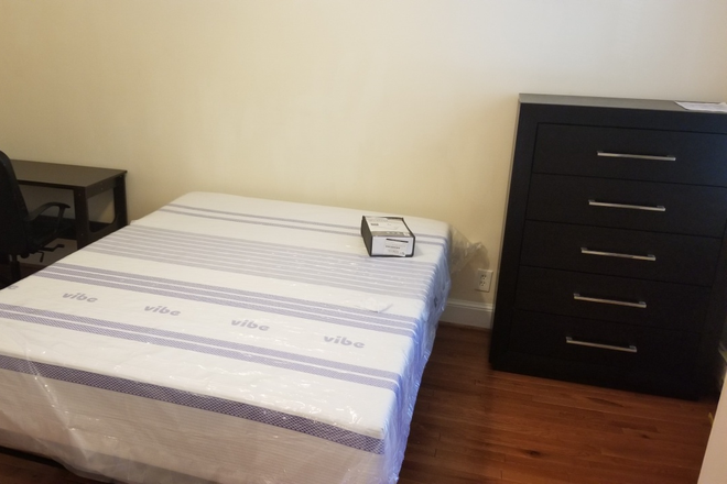 Bedroom - Large furnished room in shared house - Utilities and WiFi included