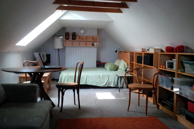 Loft bedroom with table and couch - Furnished one bedroom with living and study space in house shared with retired professional. Upper B