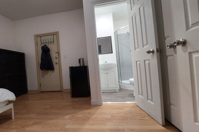 Bedroom with attached bathroom - Spacious Furnished Ensuite in Victorian House walking to U of T