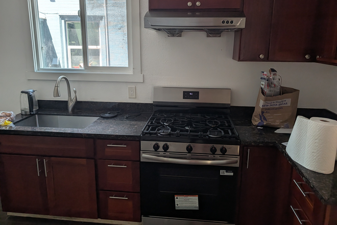 Kithcen - Single in a 4 bed a couple blocks from the rsf