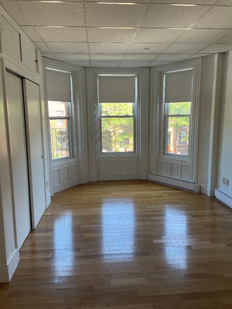 STUDIO - MOVE INTO THIS BACK BAY STUDIO WITH A BAY WINDOW AT 272 NEWBURY STREET AVAILABLE SEPTEMBER 1, 2025 Apartments