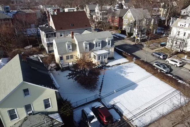 - - Close to Campus! Large Single Fam feat. 6 Beds, 2 Baths, Laundry & Parking Apartments