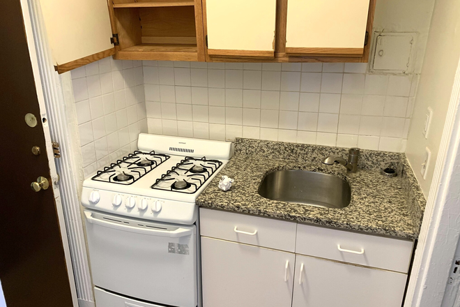 Kitchen - Bright Studio in Great Location! Heat & Hot Water included! NO FEE Apartments