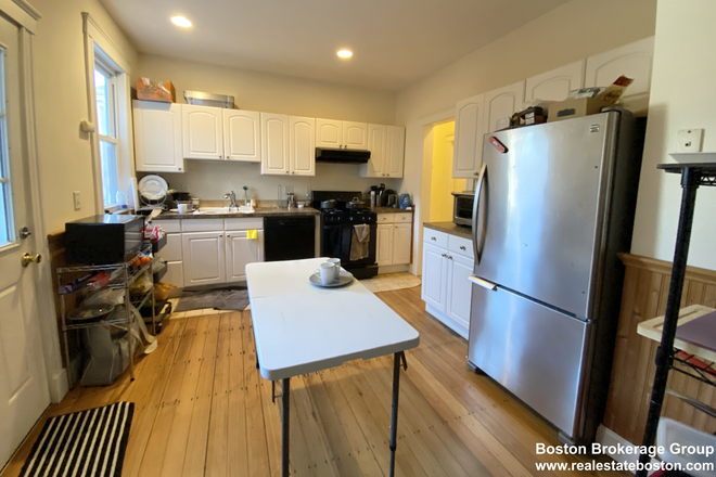 kitchen - Spacious 3 Bedroom in Mission Hill | Laundry in Apartments Unit | Dishwasher