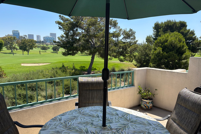 Private patio with gas BBQ - Quiet and Relaxing Environment Condo